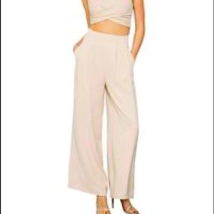 Bcbgmaxazria soft pleated palazzio pants with pockets.